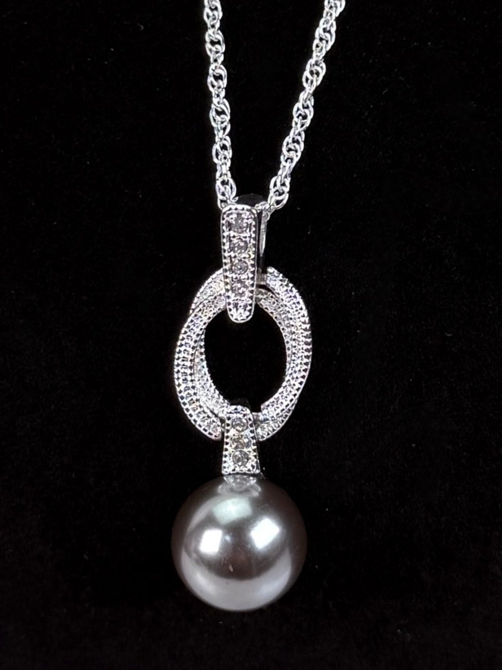 Beautiful lightweight silvertone, faux gray pearl, clear bling pendant necklace